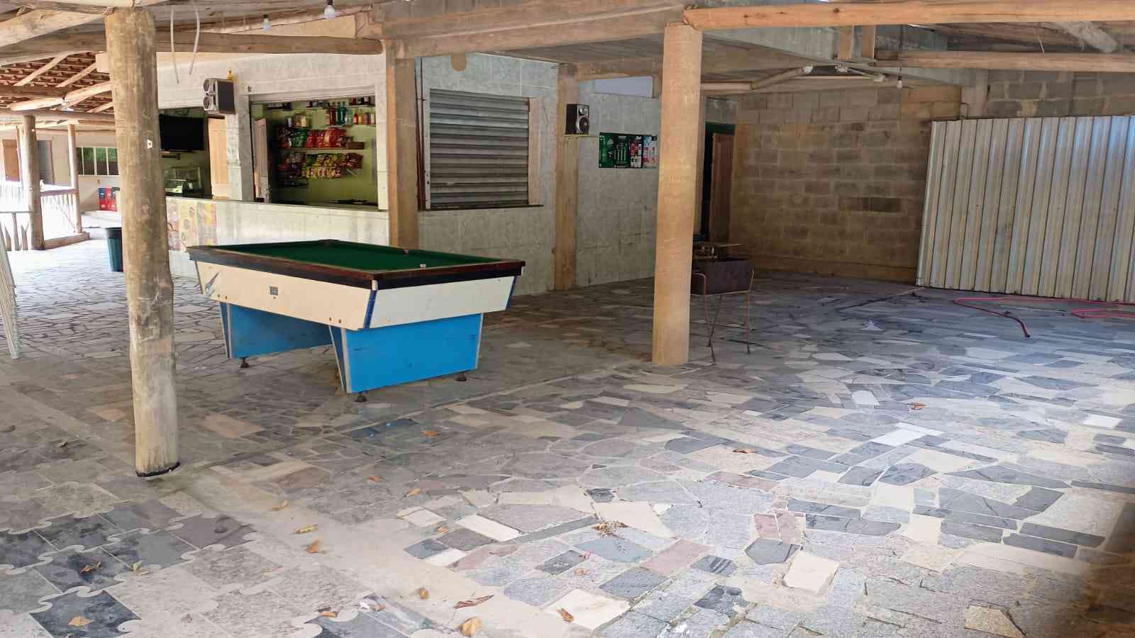 Bar com Casa e Piscina