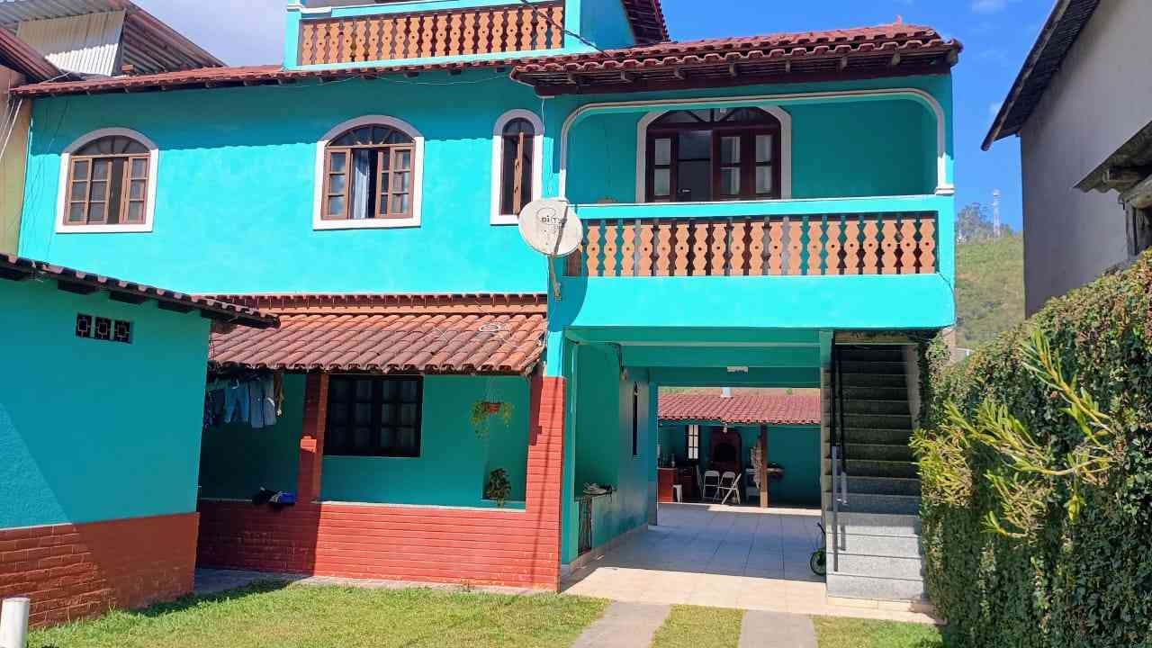 Lote com Duas casas uma Kitnet