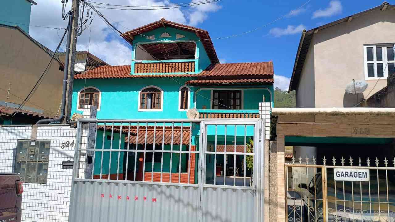 Lote com Duas casas uma Kitnet