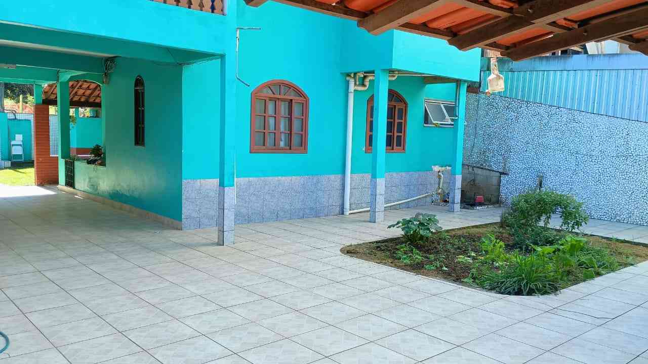 Lote com Duas casas uma Kitnet