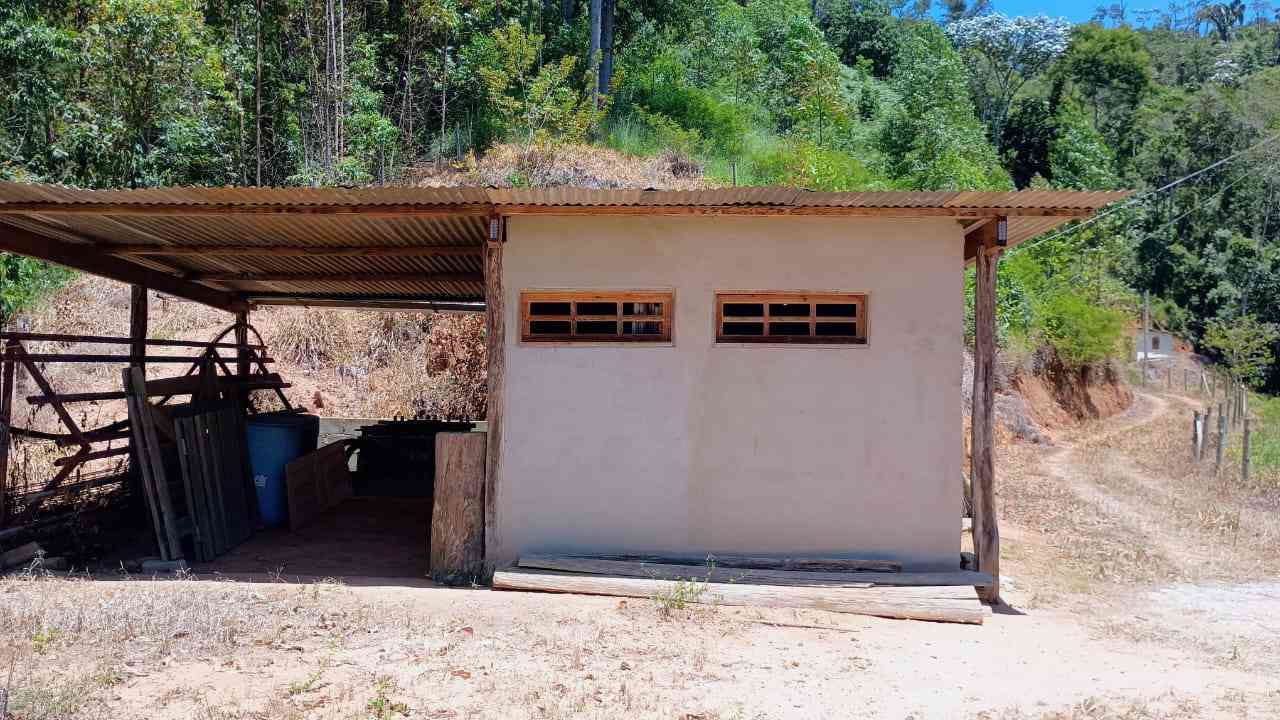 Terreno com Lagoa e Frutas