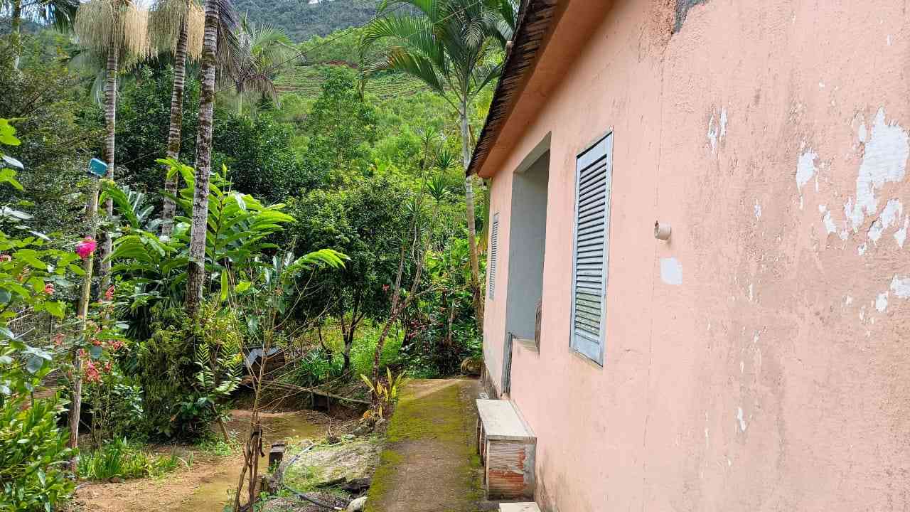Terreno com Casa Simples