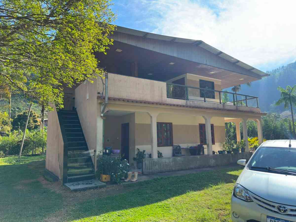 Propriedade com 2 Casas e 5.000 m² de Terreno à Venda em Pombal de Cima