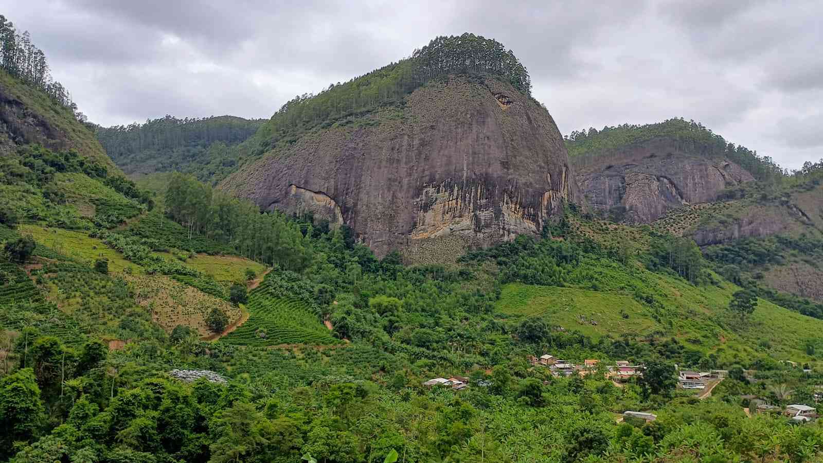 Terreno com Cachoeira