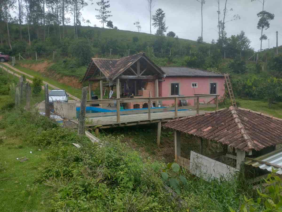 Terreno com Lagoa e Piscina
