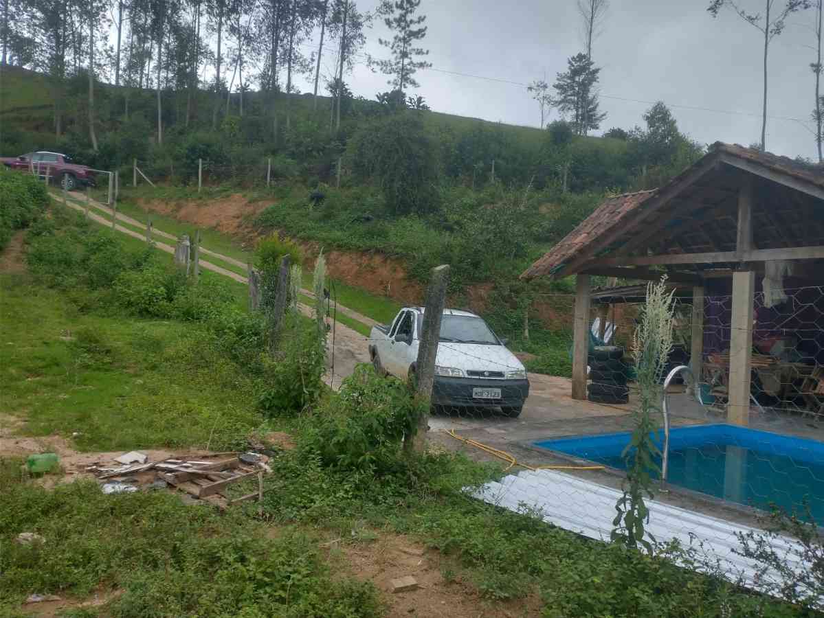 Terreno com Lagoa e Piscina