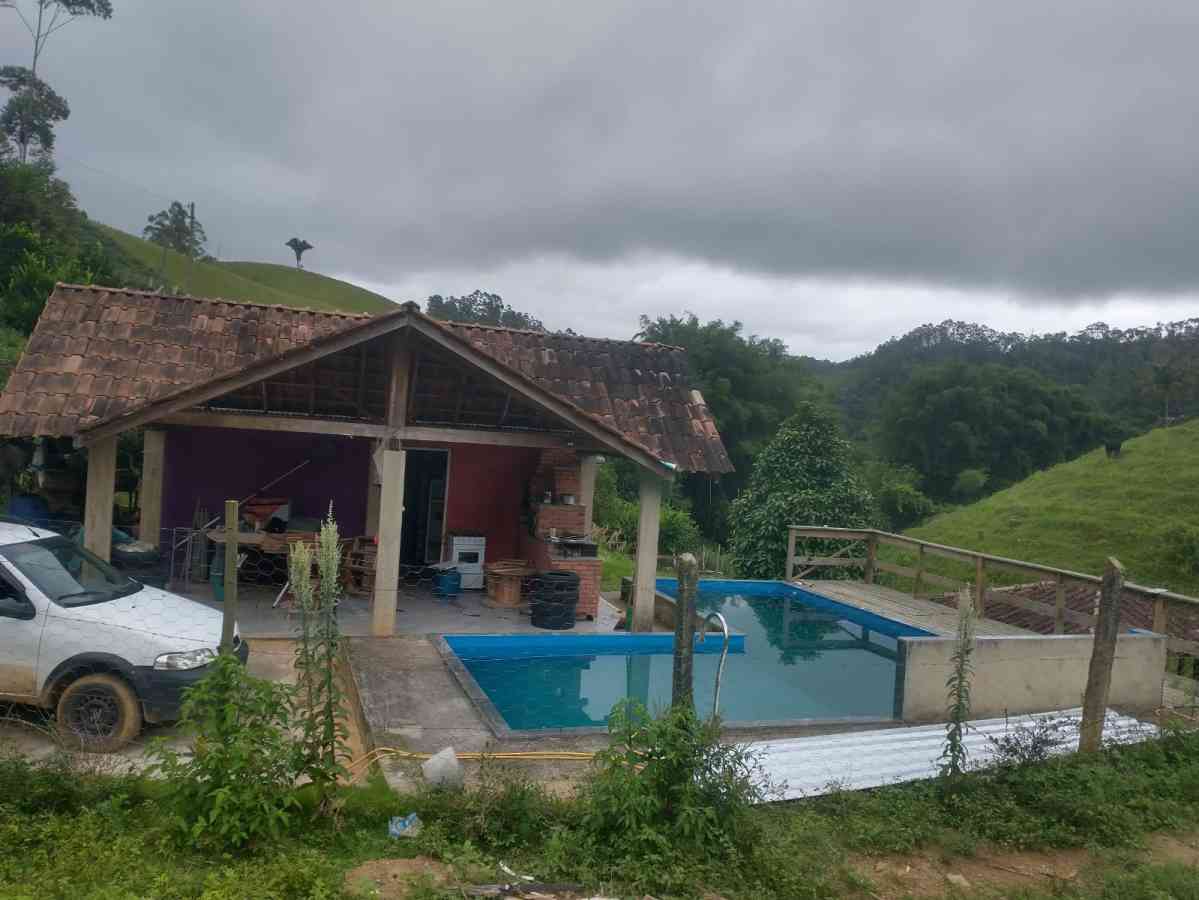 Terreno com Lagoa e Piscina